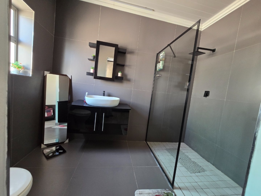 4 Bedroom Property for Sale in Wavecrest Western Cape